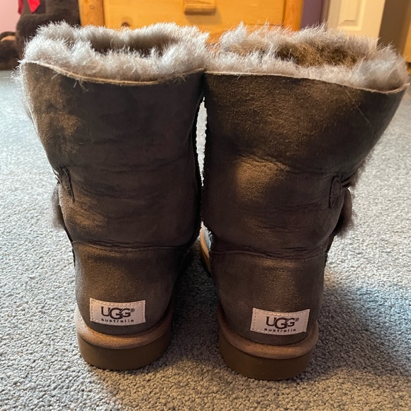 Ugg Bailey Button gray. Size 7. - Picture 3 of 7
